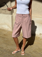 Modelbillede af lyserøde HARLEE shorts. Set forfra. Fra BySofieSønderby