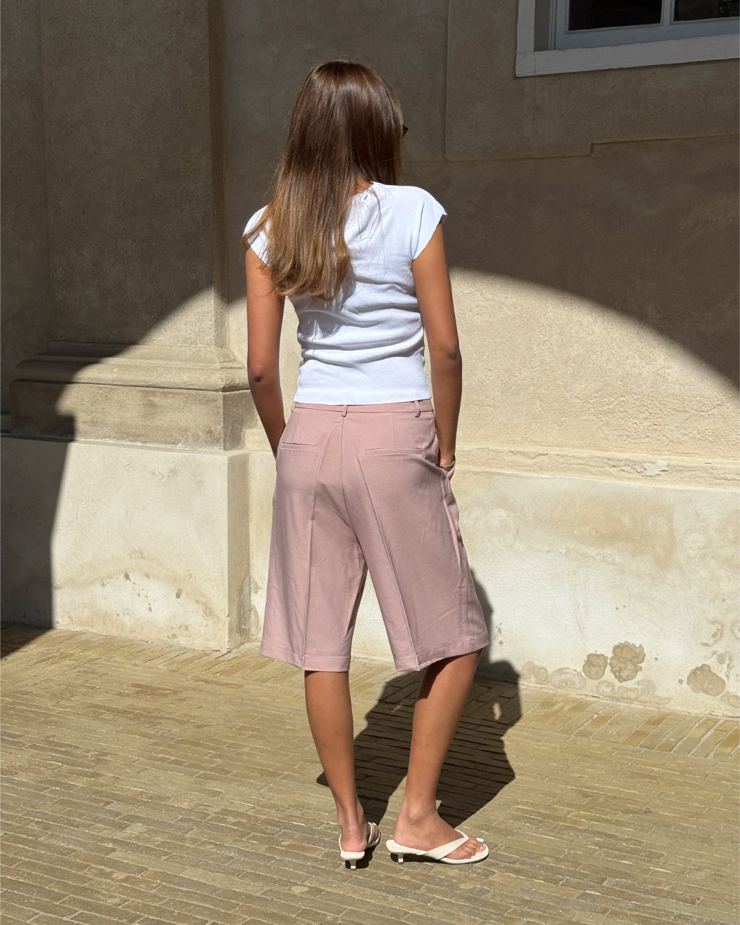 Modelbillede af lyserøde HARLEE shorts. Set bagfra. Fra BySofieSønderby