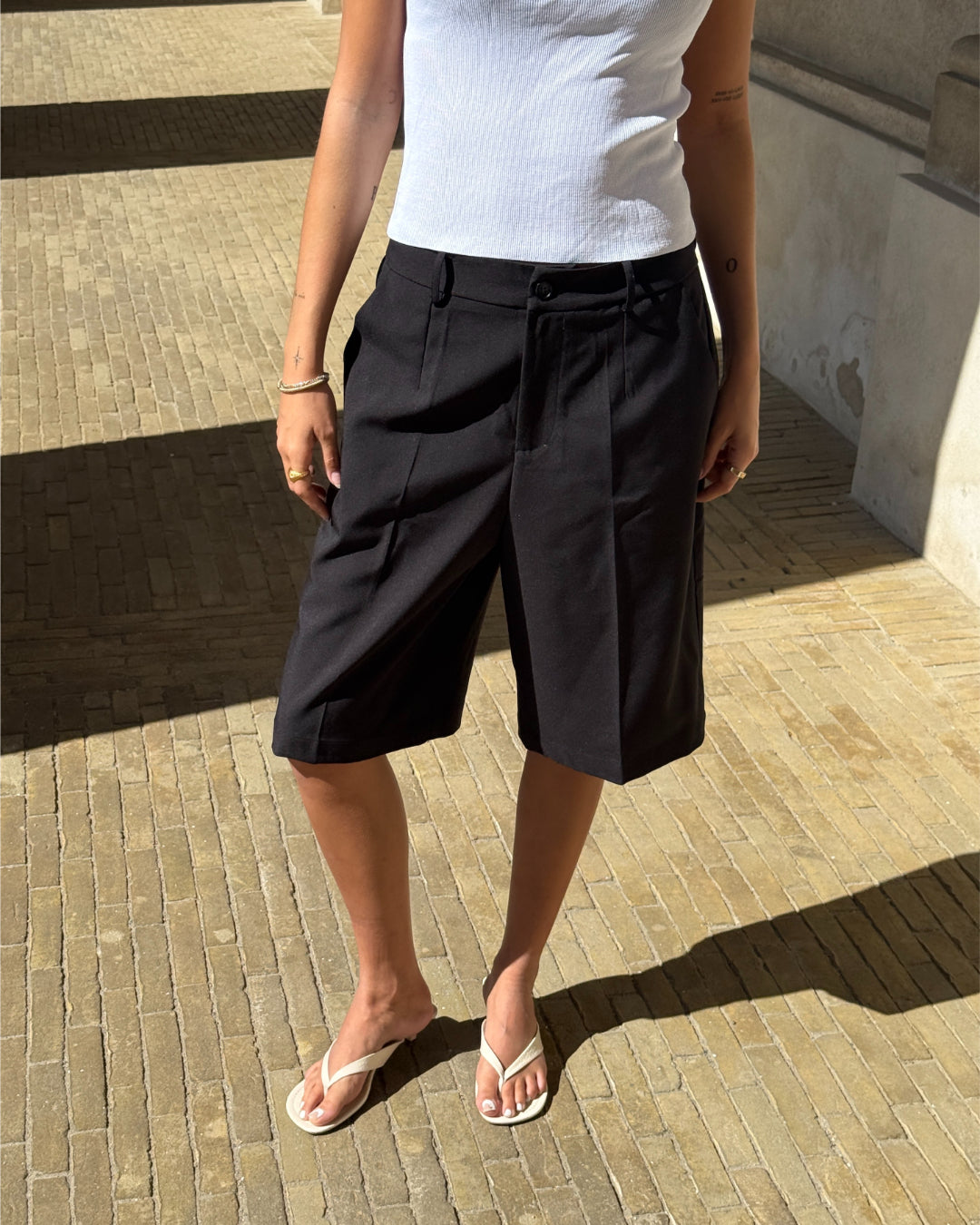 Modelbillede af sorte HARLEE shorts. Set forfra. Fra BySofieSønderby