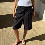 Modelbillede af sorte HARLEE shorts. Set forfra. Fra BySofieSønderby