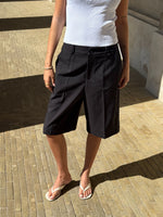 Modelbillede af sorte HARLEE shorts. Set forfra. Fra BySofieSønderby