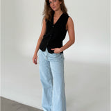 Modelfoto af pige med HAVEN top, sort og NANNA jeans, lyseblå - begge fra BySofieSønderby