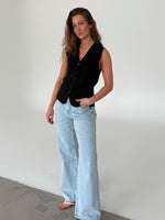 Modelfoto af pige med HAVEN top, sort og NANNA jeans, lyseblå - begge fra BySofieSønderby
