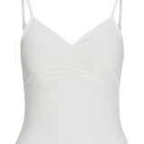 En hvid tanktop med tynde stropper og rynket detalje ved brystet, præsenteret på en neutral baggrund.
