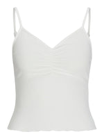En hvid tanktop med tynde stropper og rynket detalje ved brystet, præsenteret på en neutral baggrund.