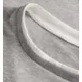 Detaljefoto af en Henna t-shirt i lysgrå med hvid kant. Fra BySofieSønderby