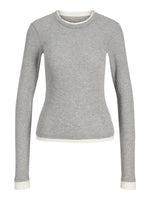 Produktfoto af en Henna bluse i lysgrå med hvid kant. Baggrund er hvid. Fra BySofieSønderby