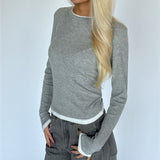 Modelbillede af HENNA bluse i grå. Fra BySofieSønderby