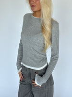 Modelbillede af HENNA bluse i grå. Fra BySofieSønderby