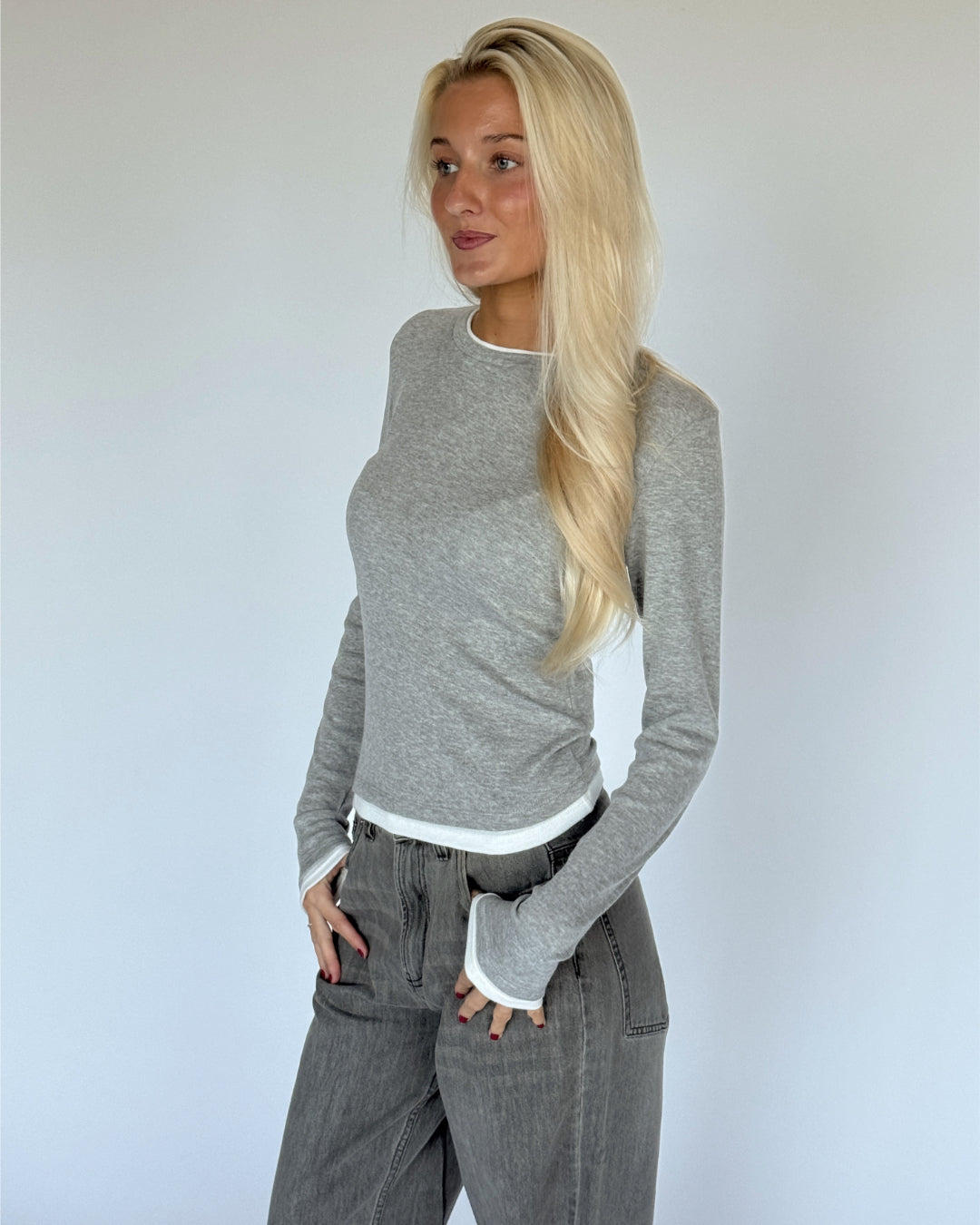 Modelbillede af HENNA bluse i grå. Fra BySofieSønderby