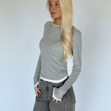 Modelbillede af HENNA bluse i grå. Fra BySofieSønderby