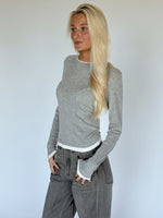 Modelbillede af HENNA bluse i grå. Fra BySofieSønderby