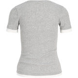 Produktfoto af en Henna t-shirt i lysgrå med hvid kant. Baggrund er hvid. Fra BySofieSønderby