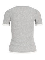Produktfoto af en Henna t-shirt i lysgrå med hvid kant. Baggrund er hvid. Fra BySofieSønderby