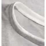 Detaljefoto af en Henna t-shirt i lysgrå med hvid kant. Fra BySofieSønderby