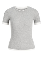 Produktfoto af en Henna t-shirt i lysgrå med hvid kant. Baggrund er hvid. Fra BySofieSønderby