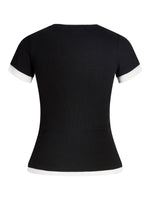 Produktfoto af en Henna t-shirt i sort med hvid kant. Baggrund er hvid. Fra BySofieSønderby