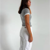 Modelfoto af pige som bærer en Henna t-shirt i grå, samt hvide Nanna jeans. Alt fra By Sofie Sønderby