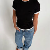 Modelfoto af pige som bærer en Henna t-shirt i sort, samt blå Nanna jeans. Alt fra By Sofie Sønderby