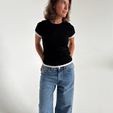 Modelfoto af pige som bærer en Henna t-shirt i sort, samt blå Nanna jeans. Alt fra By Sofie Sønderby