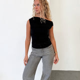 Modelfoto af pige i sort HOLLY top, samt grå NANNA jeans. Alt er fra BySofieSønderby.