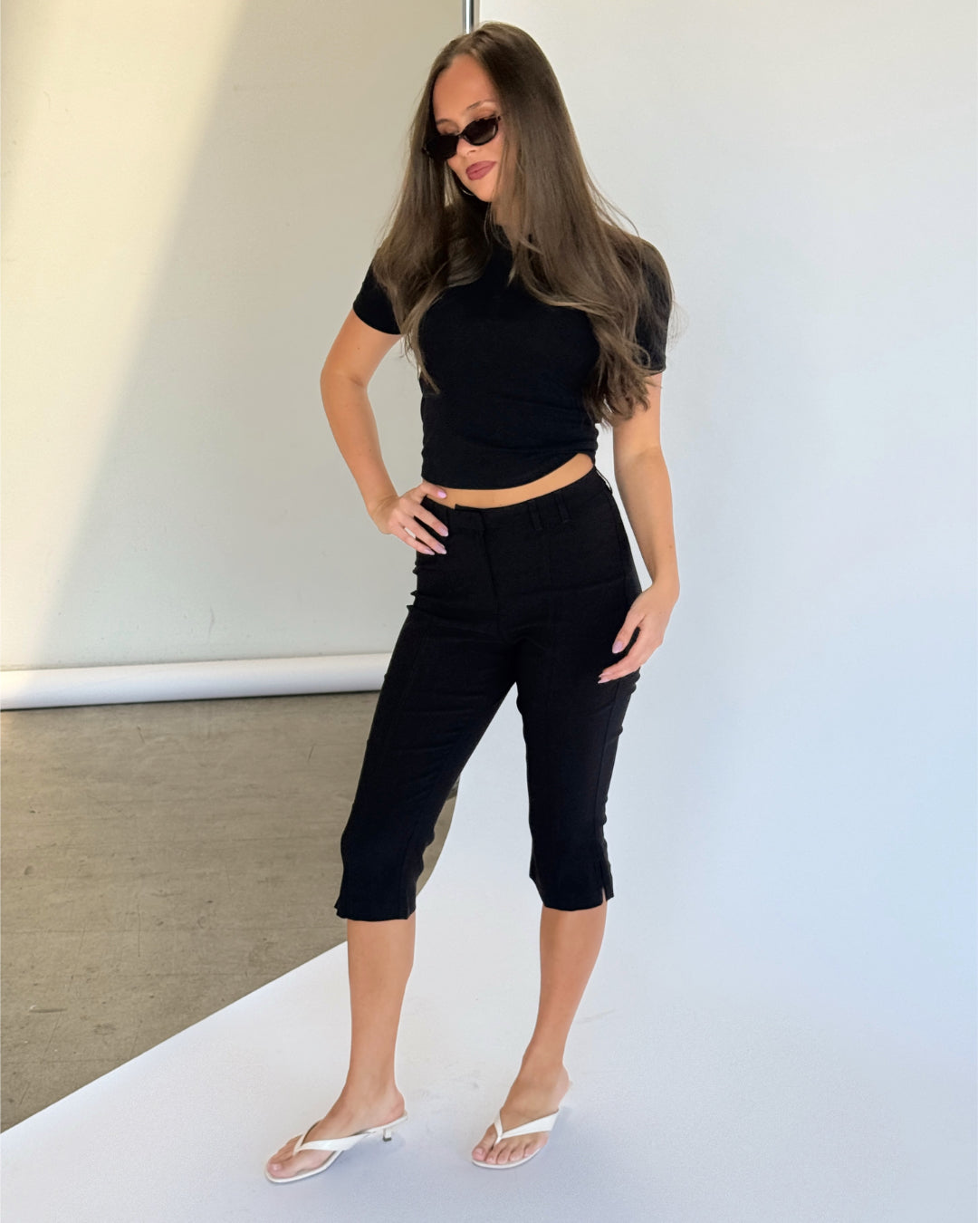 Modelbillede af sort IBEN capri bukser. Set forfra. Fra BySofieSønderby