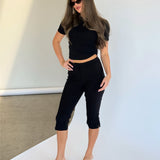 Modelbillede af sort IBEN capri bukser. Set forfra. Fra BySofieSønderby