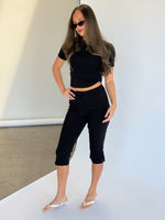 Modelbillede af sort IBEN capri bukser. Set forfra. Fra BySofieSønderby