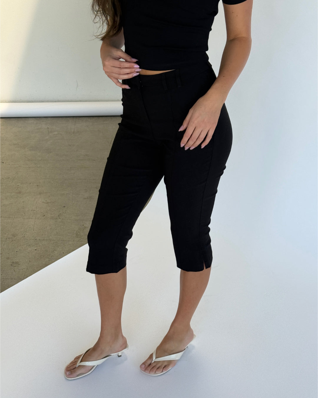 Modelbillede af sort IBEN capri bukser. Set forfra. Fra BySofieSønderby