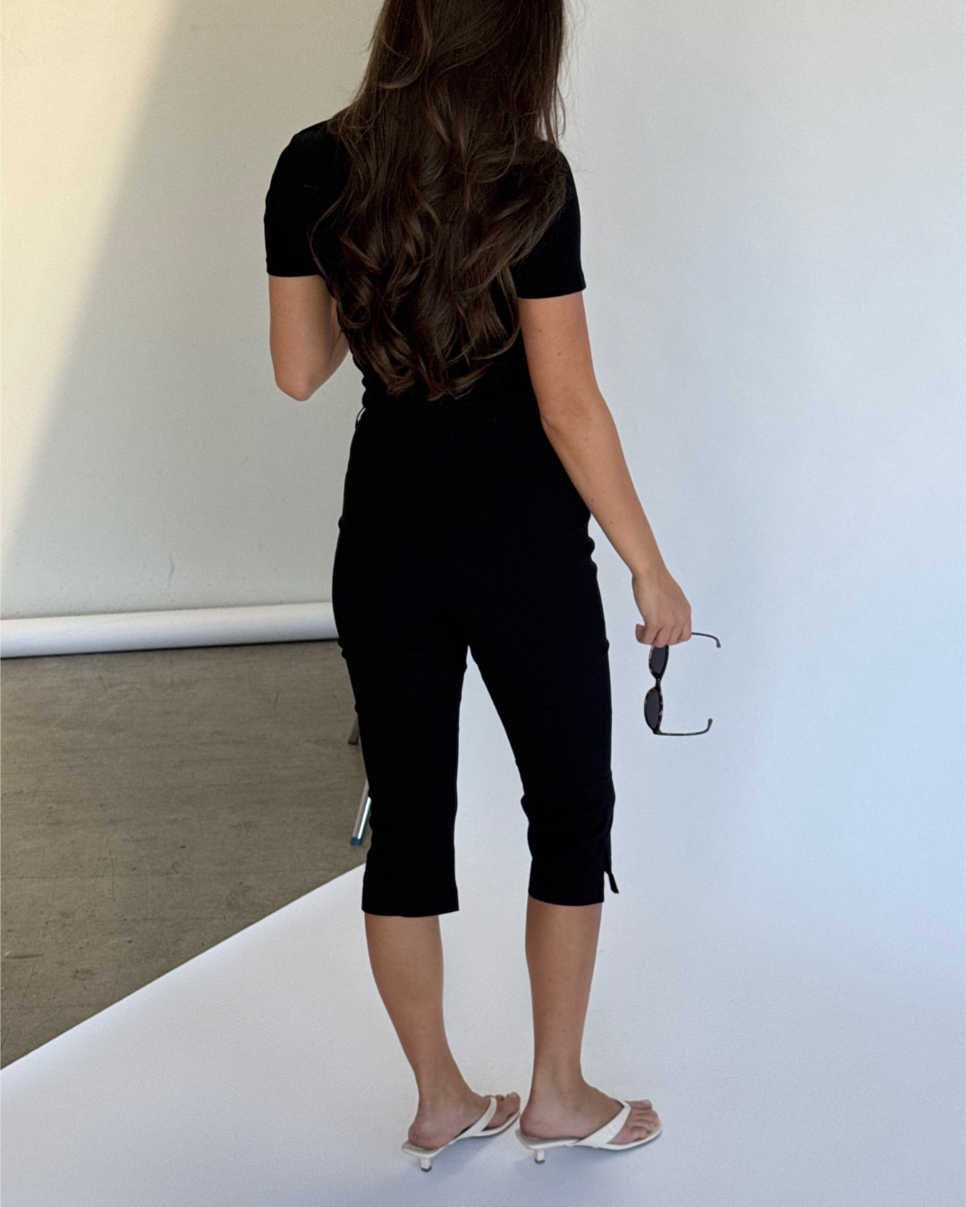 Modelbillede af sort IBEN capri bukser. Set bagfra. Fra BySofieSønderby