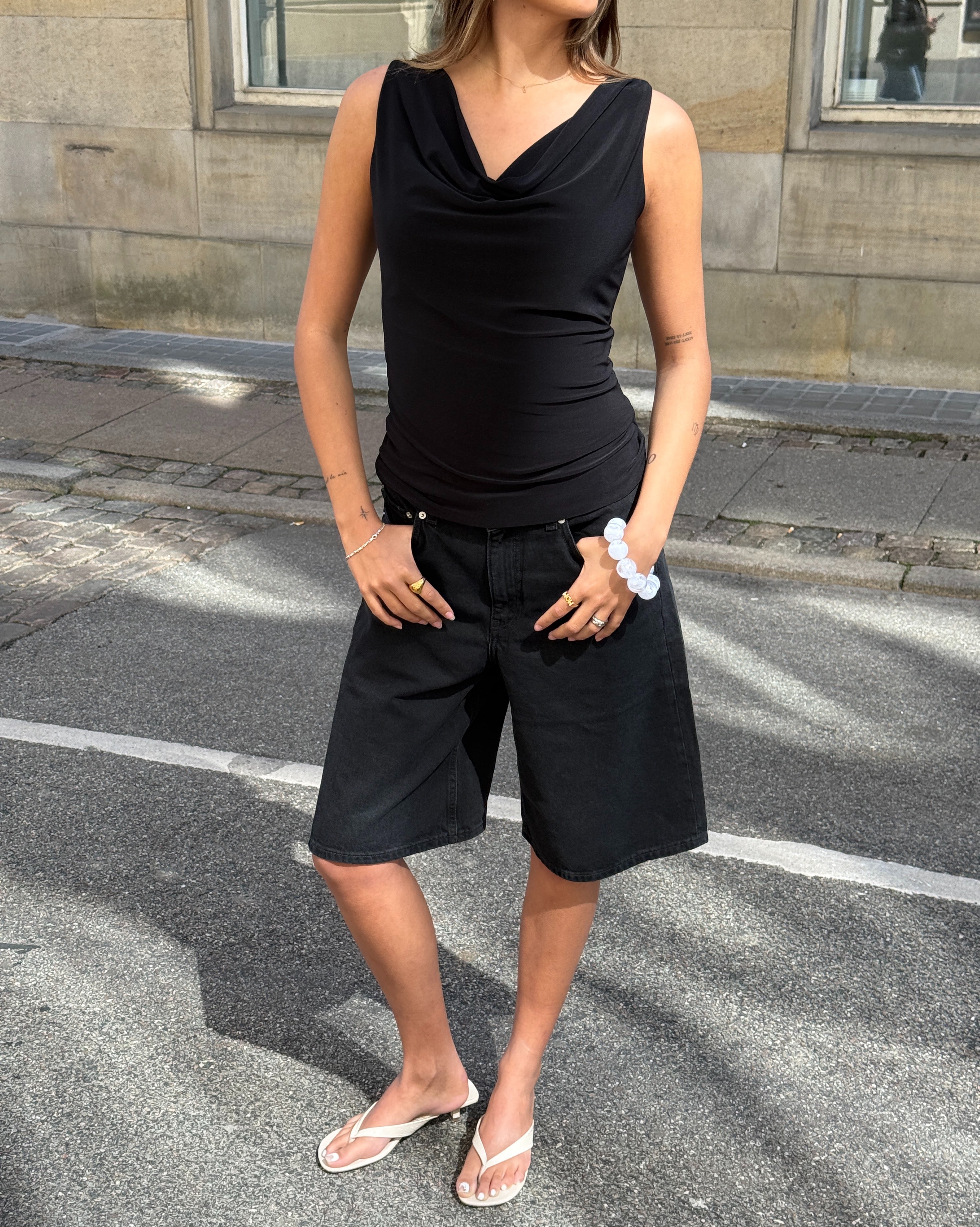 Modelbillede af ILIANA top, sort og TOKYO jorts, sort. Begge fra BySofieSønderby
