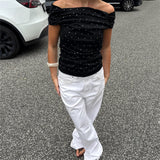 Modelfoto af pige med REYA top, sort og NANNA jeans, hvid - begge fra BySofieSønderby