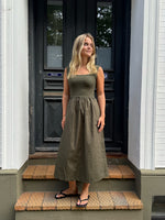 Modelfoto af pige, som bærer SIMONE kjole, kaki og sandal, sort - alt fra BySofieSønderby.