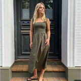 Modelfoto af pige, som bærer SIMONE kjole, kaki og sandal, sort - alt fra BySofieSønderby.