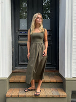Modelfoto af pige, som bærer SIMONE kjole, kaki og sandal, sort - alt fra BySofieSønderby.