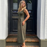 Modelfoto af pige, som bærer SIMONE kjole, kaki og sandal, sort - alt fra BySofieSønderby.