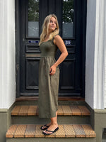Modelfoto af pige, som bærer SIMONE kjole, kaki og sandal, sort - alt fra BySofieSønderby.