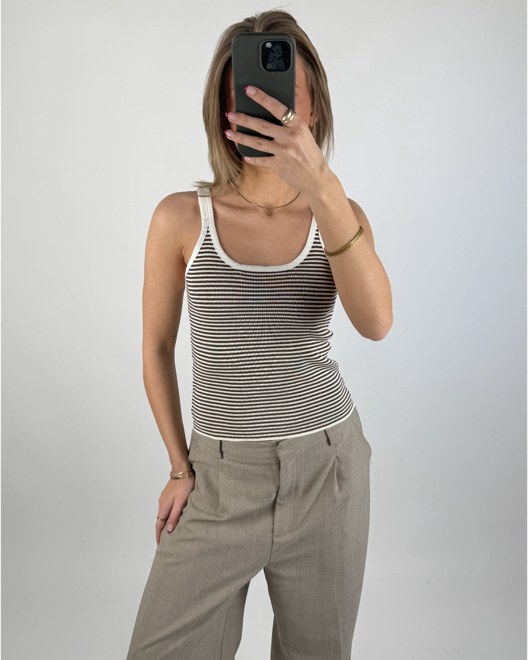 Modelbillede af brun IRENE top. Set forfra. Fra BySofieSønderby