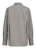 Produktfoto af en Caro skjorte med brun/hvide tern. Baggrund er hvid. Fra By Sofie Sønderby