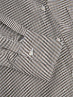 Detaljefoto af et ærme på en Jamie skjorte i brun hvide tern, hvide knapper. Fra By Sofie Sønderby
