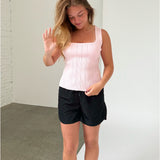 Modelfoto af pige iklædt JANELLE top, lyserød og LANA shorts, sort - begge fra BySofieSønderby