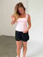 Modelfoto af pige iklædt JANELLE top, lyserød og LANA shorts, sort - begge fra BySofieSønderby
