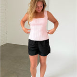 Modelfoto af pige iklædt JANELLE top, lyserød og LANA shorts, sort - begge fra BySofieSønderby