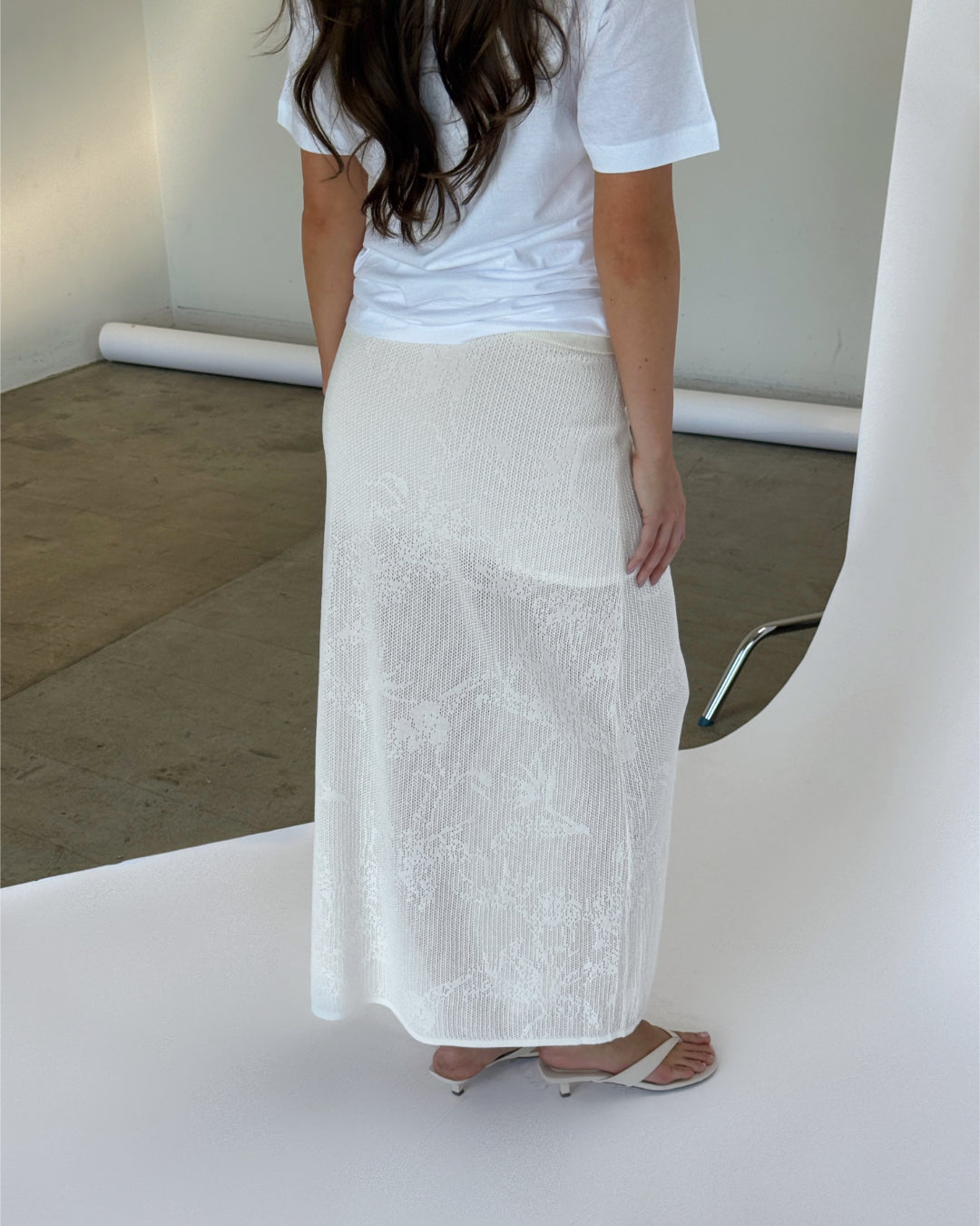 Modelbillede af hvid JASMINE nederdel. Set bagfra. Fra BySofieSønderby