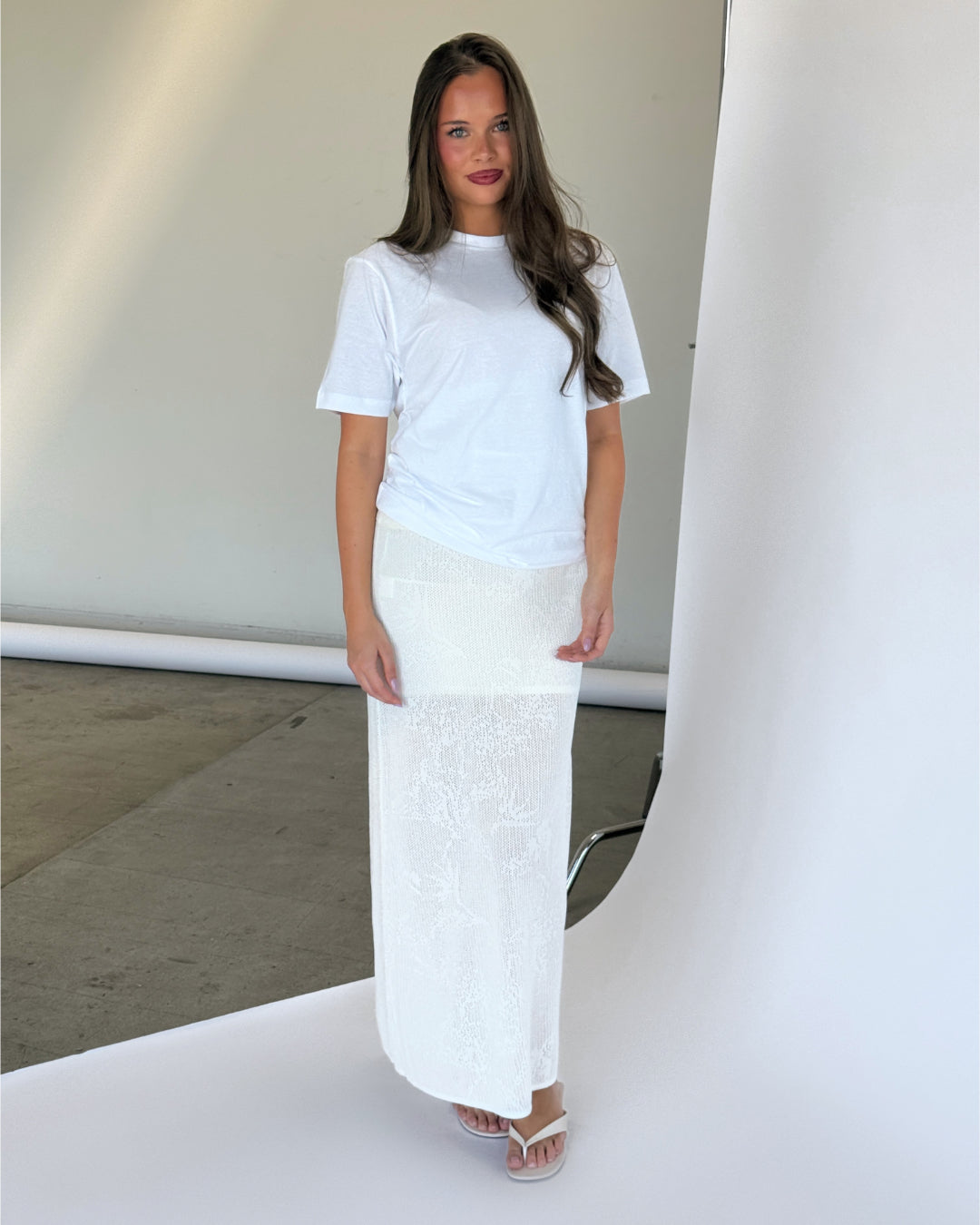 Modelbillede af hvid JASMINE nederdel. Set forfra. Fra BySofieSønderby