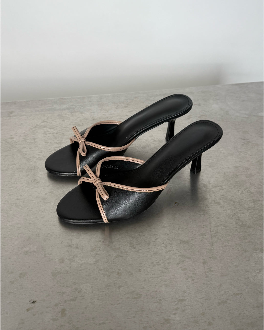 Produktfoto af JASMINE højhælet åben sko, sort/beige på grå baggrund - Fra BySofieSønderby