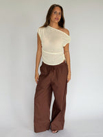 Modelbillede af JAZMIN off shoulder top, hvid. Fra BySofieSønderby