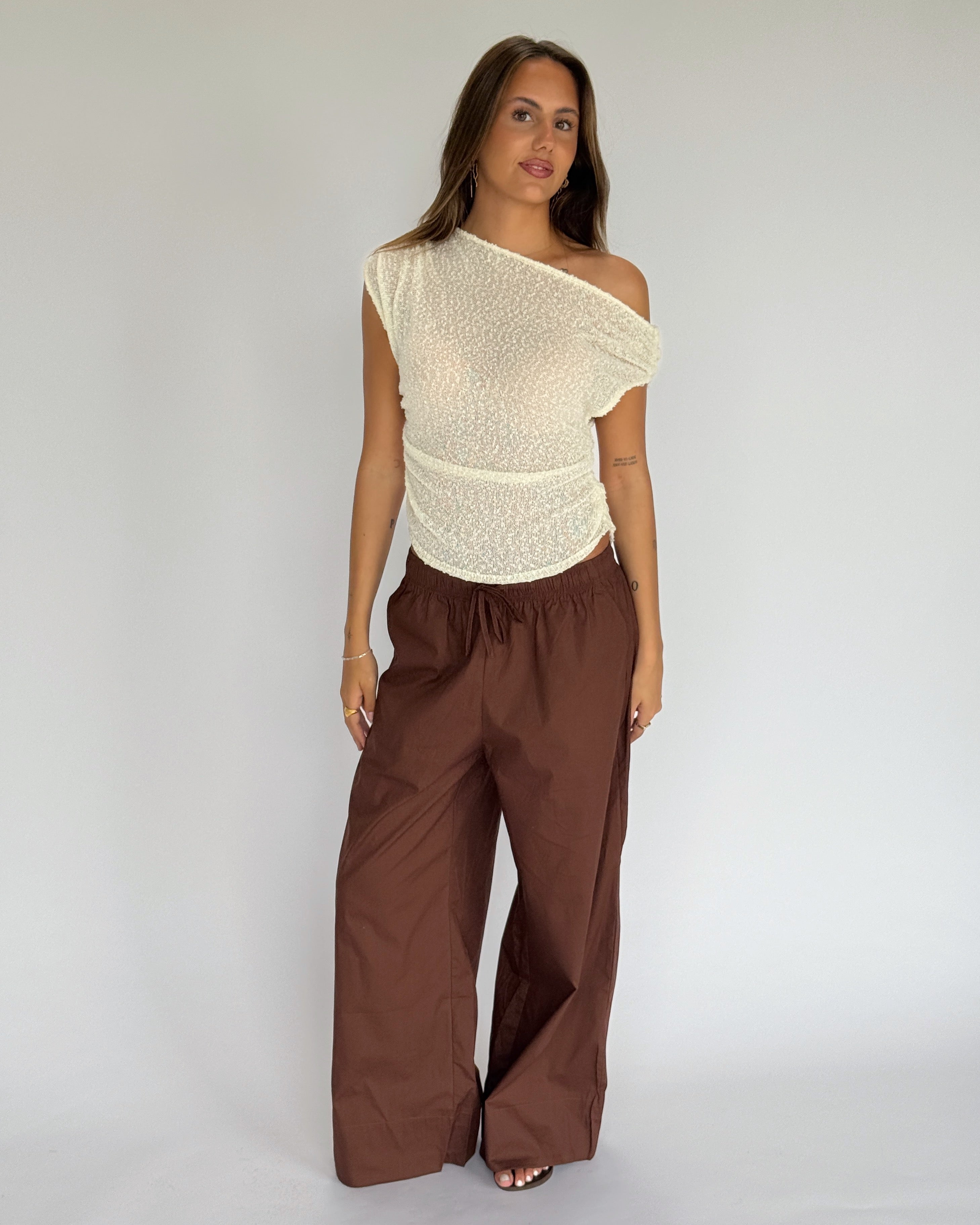 Modelbillede af JAZMIN off shoulder top, hvid. Fra BySofieSønderby