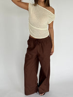 Modelbillede af JAZMIN off shoulder top, hvid. Fra BySofieSønderby