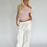 Modelbillede af JAZMIN off shoulder top, lyserød. Fra BySofieSønderby